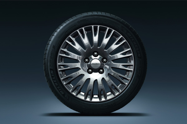 ニッサン　セレナ　AUTECHアルミホイール　１７インチ C27セレナにリーフオーテック純正17インチ新車外しセットを装着