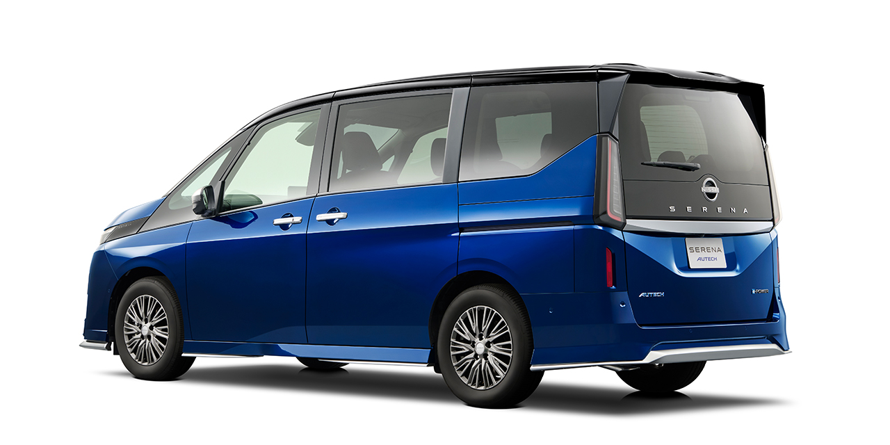 セレナ オーテック を斜め後ろから撮影した画像