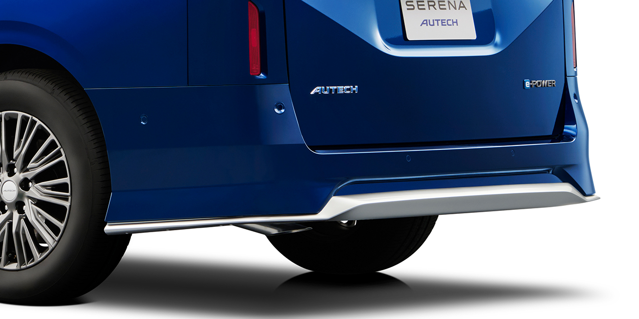 セレナ オーテック の専用エクステリア リヤプロテクター(メタル調フィニッシュ)の拡大画像