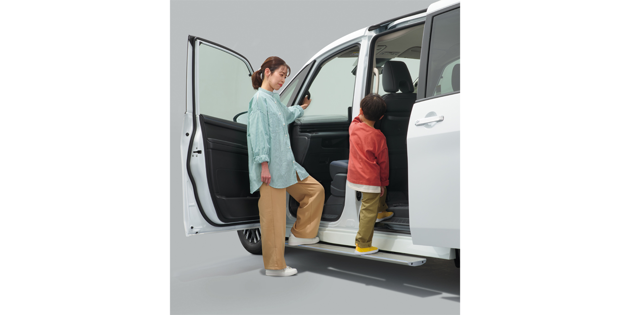 セレナ ステップタイプ ロングステップを助手席・スライドドアから同時に乗り込む様子の画像